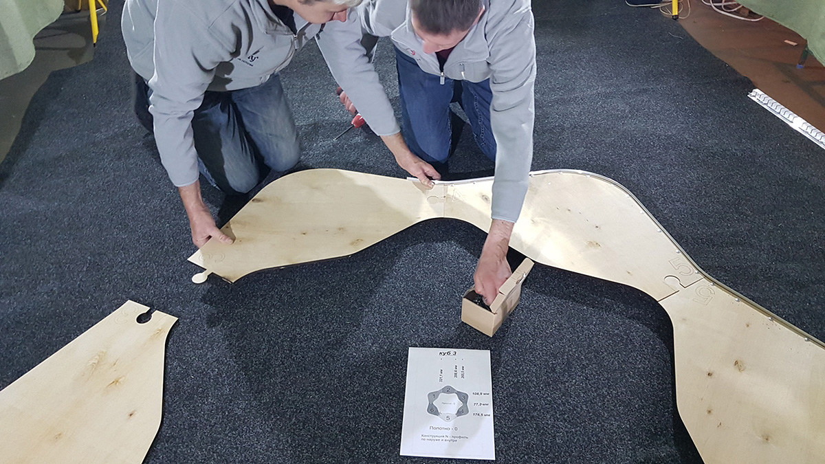 Сборка конструкций для монтажа двухуровневых потолков 1