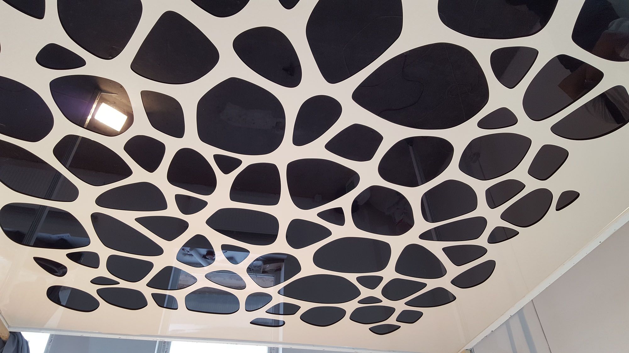 Галерея резных натяжных потолков 2